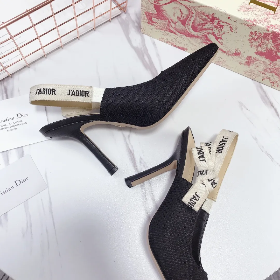 👟👟Ex-factory price 480👟👟 Women's shoe factory Dior's popular sandals are new🔥 🔥 The same style as the most popular Internet celebrities and celebrities of the year💁💁. The fabric is imported; calf patent leather (special material), the lining and feet are made of calf leather lining🐑. Original molded heel, heel height 10Cm 6.5cm💘 flat bottom 1.5cm, original molded metal outsole with five-pointed star LOGO mark✨. Original bow, 💅 Italian leather outsole. 👄💋 Full set of packaging (clamshell box, cloth bag, card, invoice, one-to-one wrapping paper) 34 40 41 customized